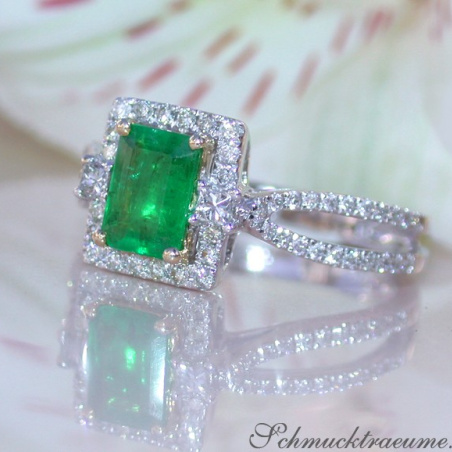 Precious Emerald Ring with Diamonds
