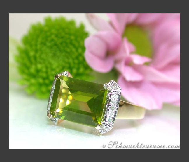 Fine Peridot Ring with Diamonds Fine Peridot Ring with Diamonds