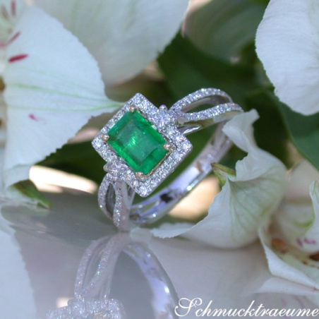 Precious Emerald Ring with Diamonds