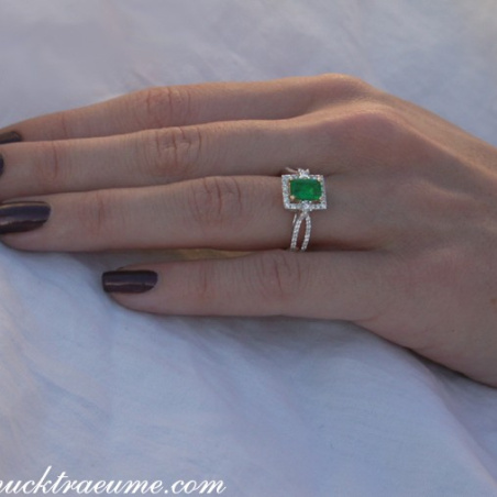 Precious Emerald Ring with Diamonds