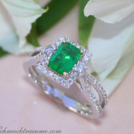 Precious Emerald Ring with Diamonds