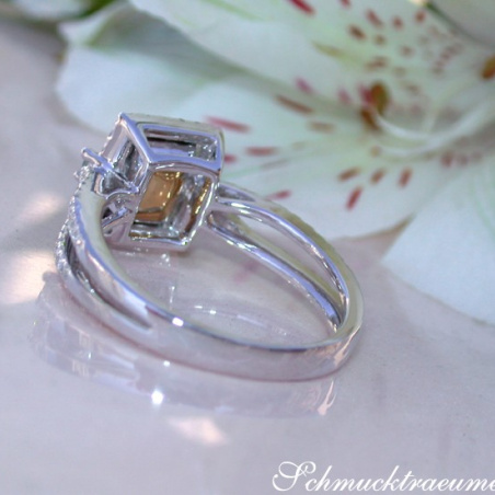 Precious Emerald Ring with Diamonds