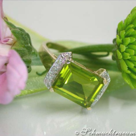 Fine Peridot Ring with Diamonds