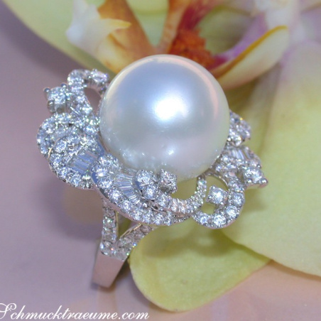 Magnificent AAA Southsea Pearl Ring with Diamonds (Ø 16 mm)