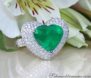 Terrific Emerald Heart Ring with Diamonds