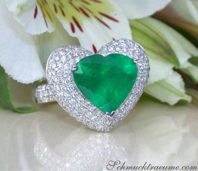 Terrific Emerald Heart Ring with Diamonds Terrific Emerald Heart Ring with Diamonds