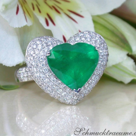 Terrific Emerald Heart Ring with Diamonds