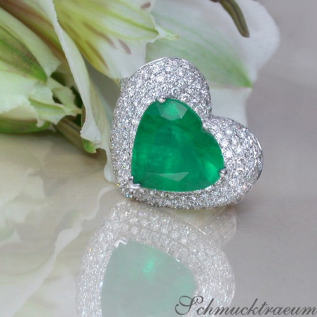 Terrific Emerald Heart Ring with Diamonds