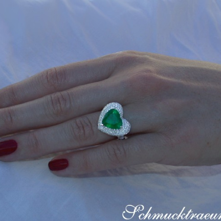 Terrific Emerald Heart Ring with Diamonds