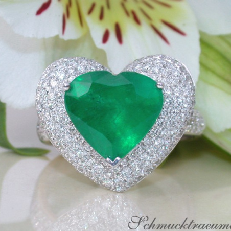 Terrific Emerald Heart Ring with Diamonds
