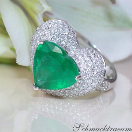 Terrific Emerald Heart Ring with Diamonds