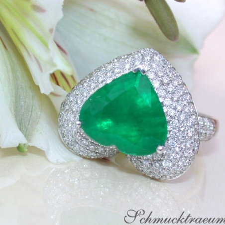 Terrific Emerald Heart Ring with Diamonds