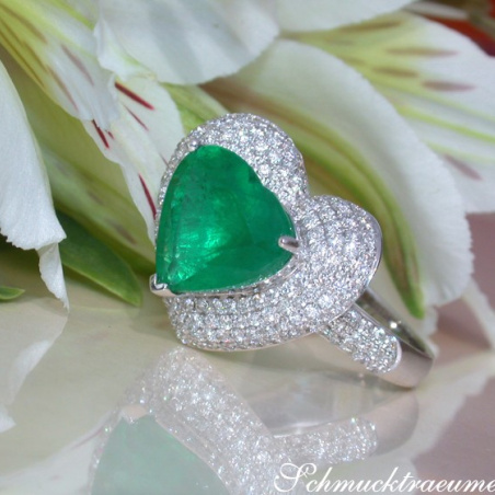 Terrific Emerald Heart Ring with Diamonds