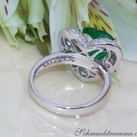 Terrific Emerald Heart Ring with Diamonds