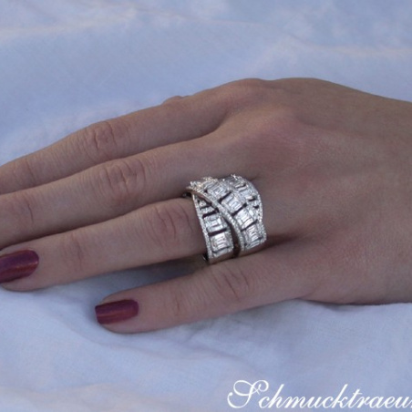 Überkreuzter Brillanten Ring mit Baguette Diamanten 