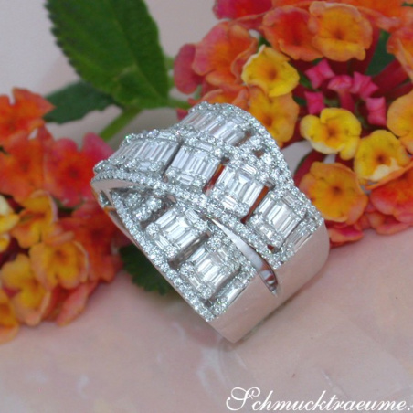 Überkreuzter Brillanten Ring mit Baguette Diamanten 