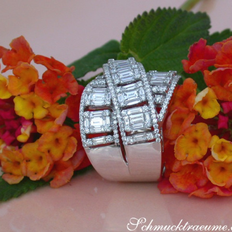 Überkreuzter Brillanten Ring mit Baguette Diamanten 