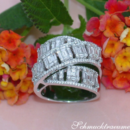 Überkreuzter Brillanten Ring mit Baguette Diamanten 