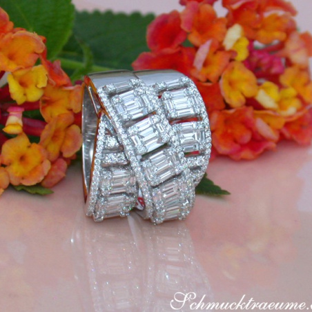 Überkreuzter Brillanten Ring mit Baguette Diamanten 
