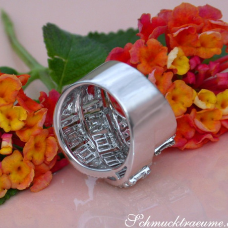 Überkreuzter Brillanten Ring mit Baguette Diamanten