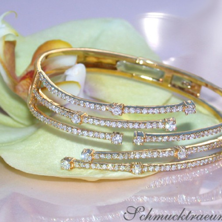 Picture Perfect Diamond Bangle in Yellow gold 18k