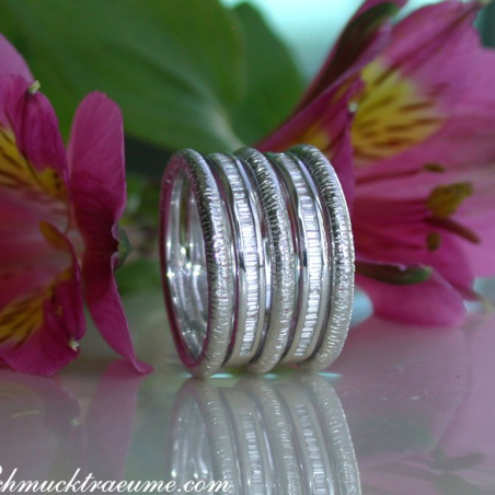 Puristic Whitegold Ring with Diamonds