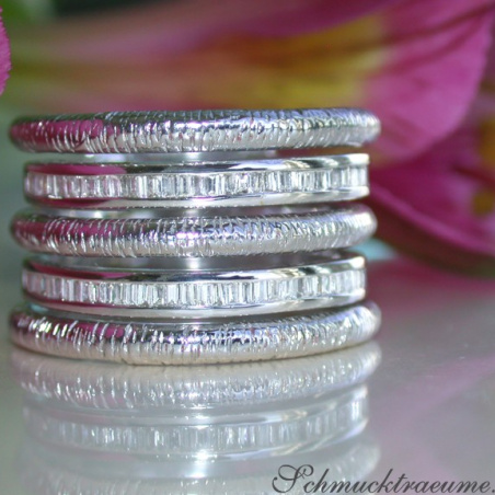 Puristic Whitegold Ring with Diamonds