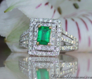 Pretty Emerald Ring with Diamonds