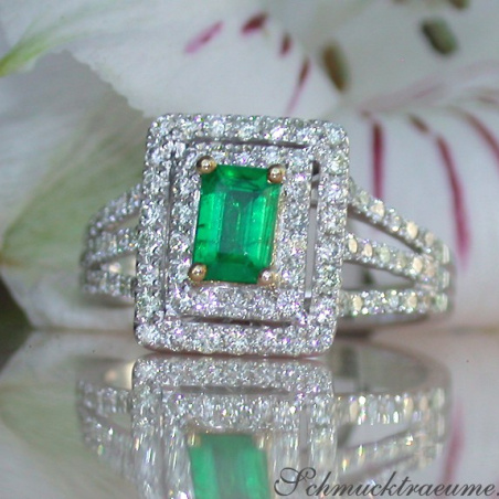 Pretty Emerald Ring with Diamonds