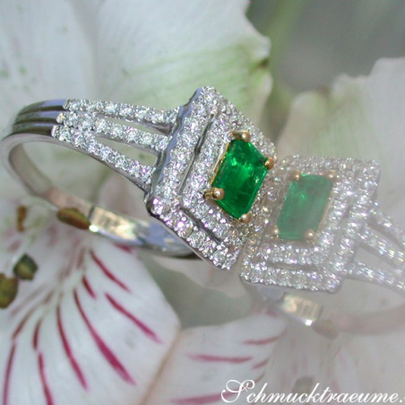 Pretty Emerald Ring with Diamonds
