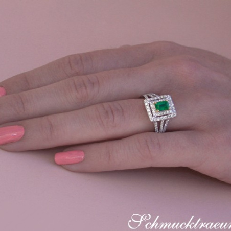 Pretty Emerald Ring with Diamonds
