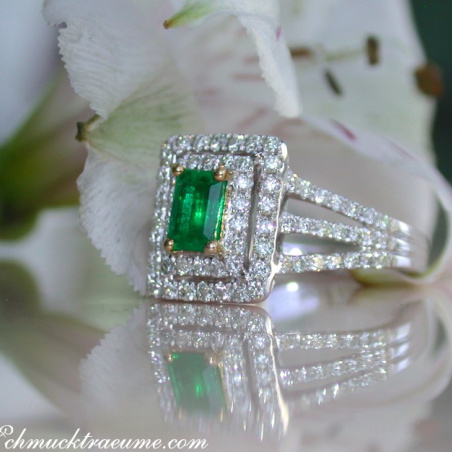Pretty Emerald Ring with Diamonds