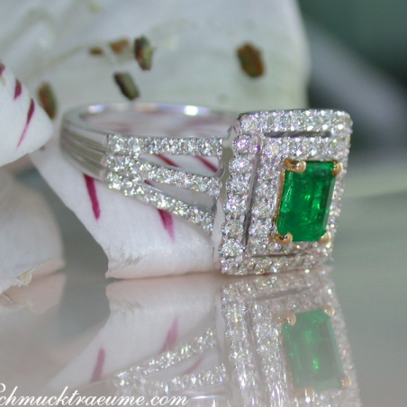 Pretty Emerald Ring with Diamonds