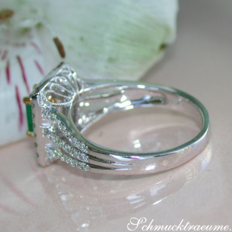 Pretty Emerald Ring with Diamonds