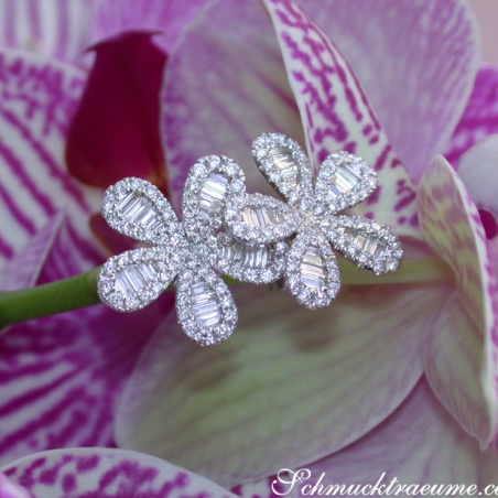 Precious Diamond Flower Earrings in White gold 14k