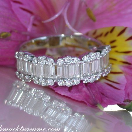 Exquisite Diamond Band in Whitegold 18k