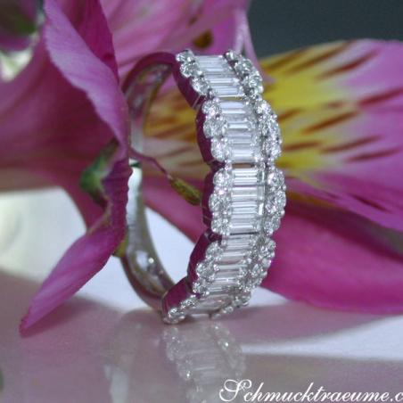 Exquisite Diamond Band in Whitegold 18k