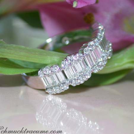 Exquisite Diamond Band in Whitegold 18k