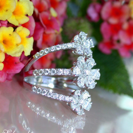 Diamant Ring im Blüten Design
