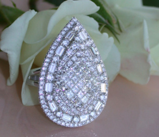 Prestigious Diamond Pear Ring in Whitegold 18k (4.27 ct.)