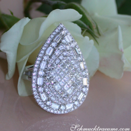 Prestigious Diamond Pear Ring in Whitegold 18k (4.27 ct.)