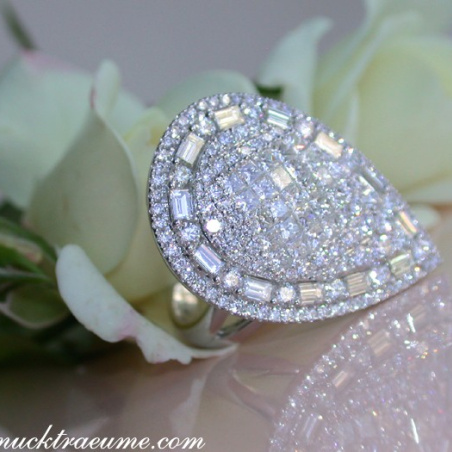 Prestigious Diamond Pear Ring in Whitegold 18k (4.27 ct.)