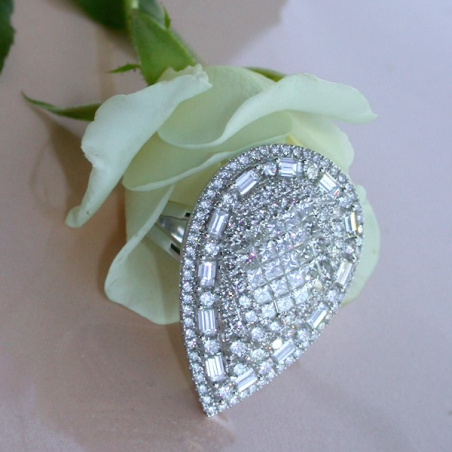 Prestigious Diamond Pear Ring in Whitegold 18k (4.27 ct.)