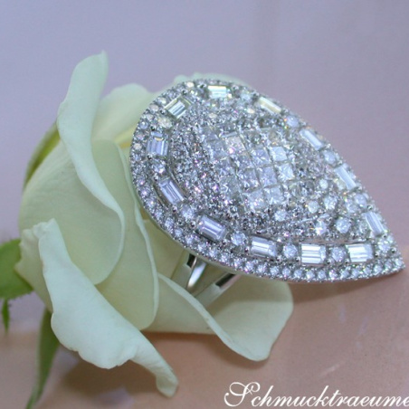 Prestigious Diamond Pear Ring in Whitegold 18k (4.27 ct.)