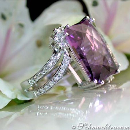 Impressive Amethyst Ring with Diamonds