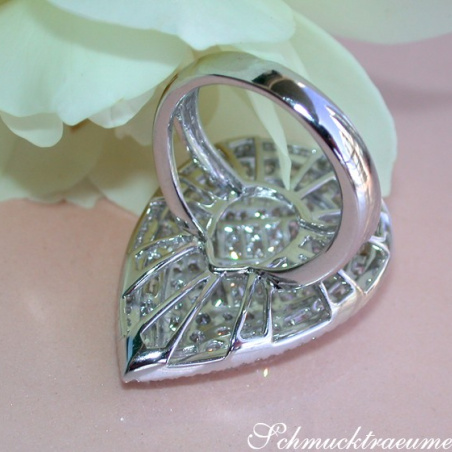 Prestigious Diamond Pear Ring in Whitegold 18k (4.27 ct.)