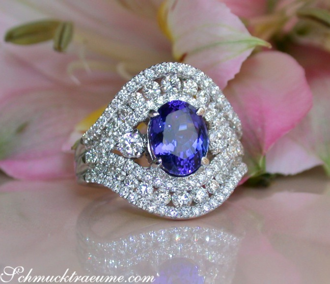 Precious AAA Tanzanite Ring with Diamonds in Whitegold 18k Precious AAA Tanzanite Ring with Diamonds in Whitegold 18k