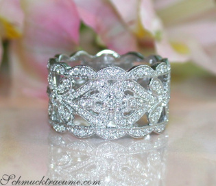 Graceful Antique Style Diamond Ring