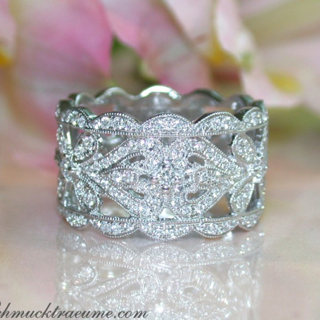 Graceful Antique Style Diamond Ring