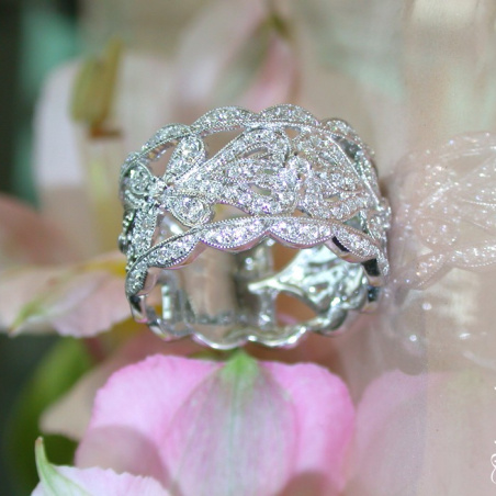 Graceful Antique Style Diamond Ring